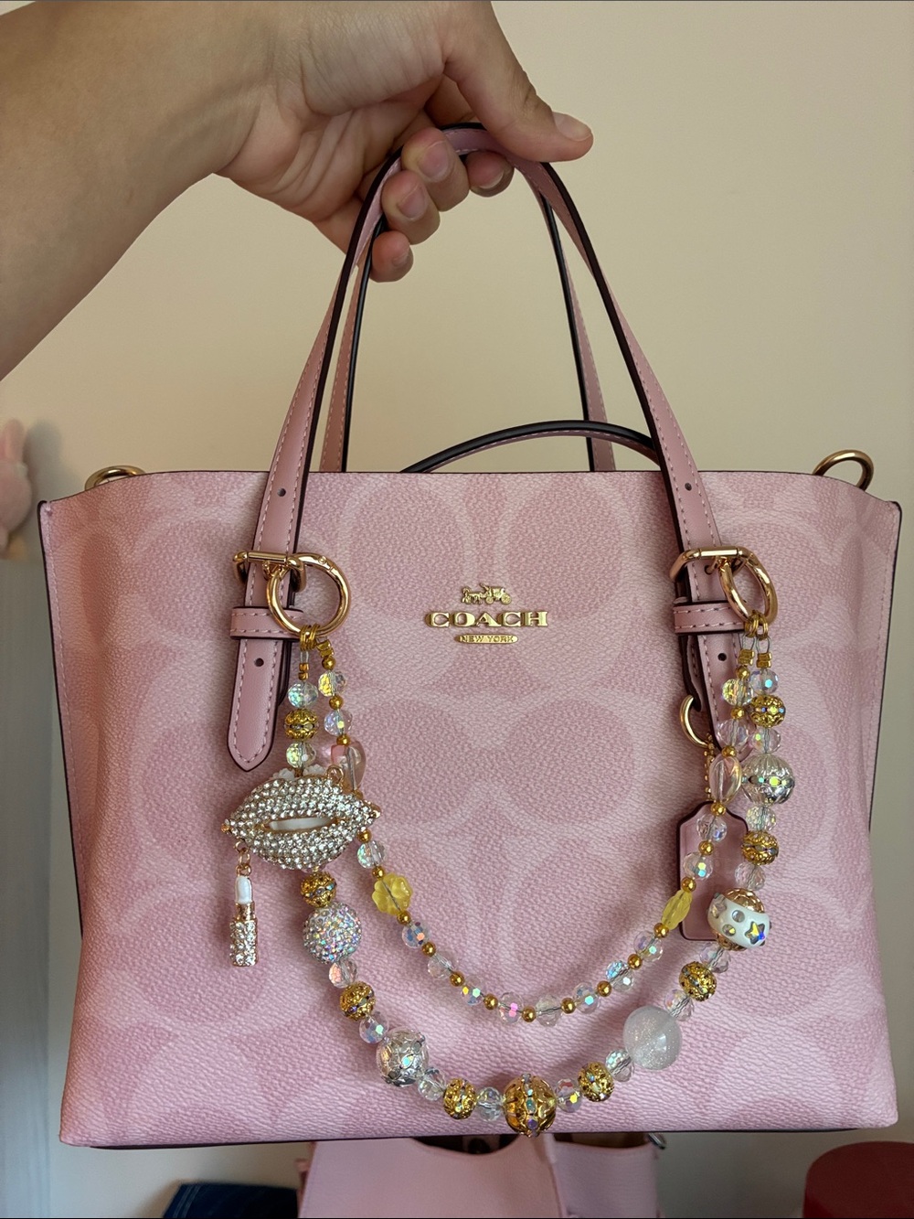 Sparkling White And Gold Beaded Lips Charm Bag Chain